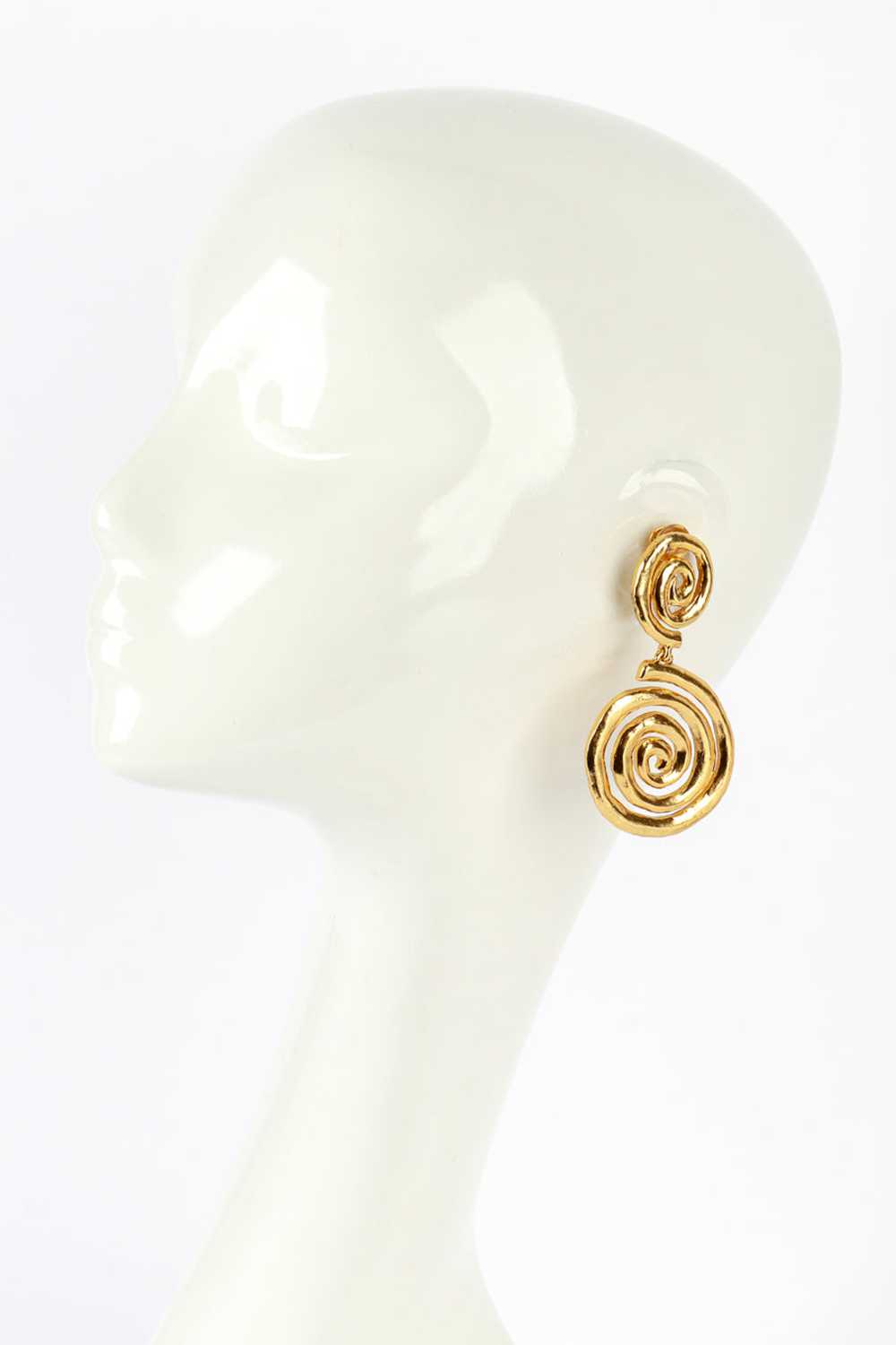 OSCAR DE LA RENTA Golden Spiral Drop Earrings - image 2