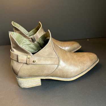 93 Vintage Taupe Vegan Leather Booties Size 9