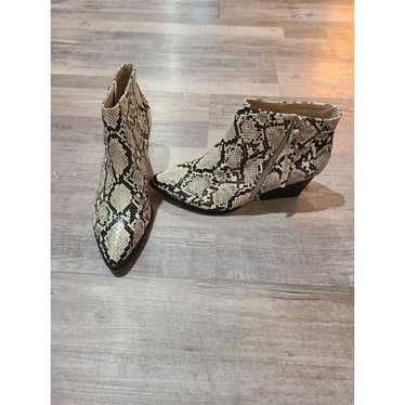 ZBY size 9 women's snake print pointed toe booties