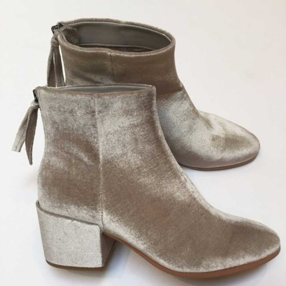 Dolce Vita Mira Crushed Velvet Booties sz8 - image 1