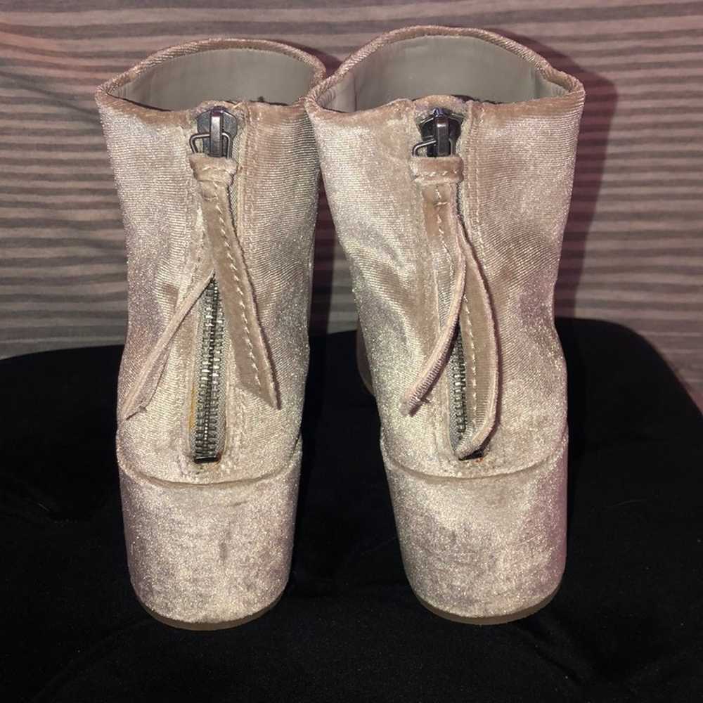 Dolce Vita Mira Crushed Velvet Booties sz8 - image 3