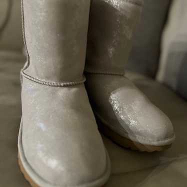 EUC silver Uggs size 6. Super cute!!!