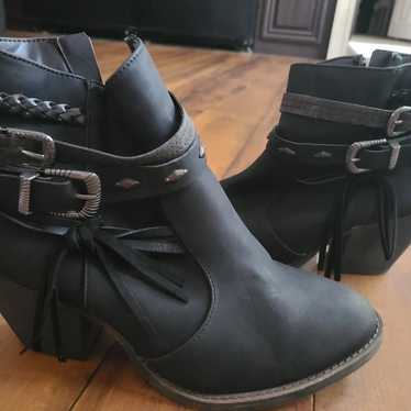 Ankle boots with buckles