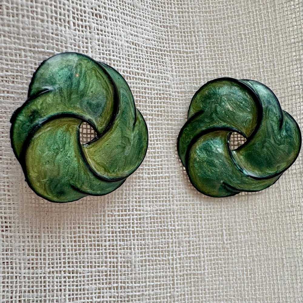 Green enamel trefoil knot earrings - image 5