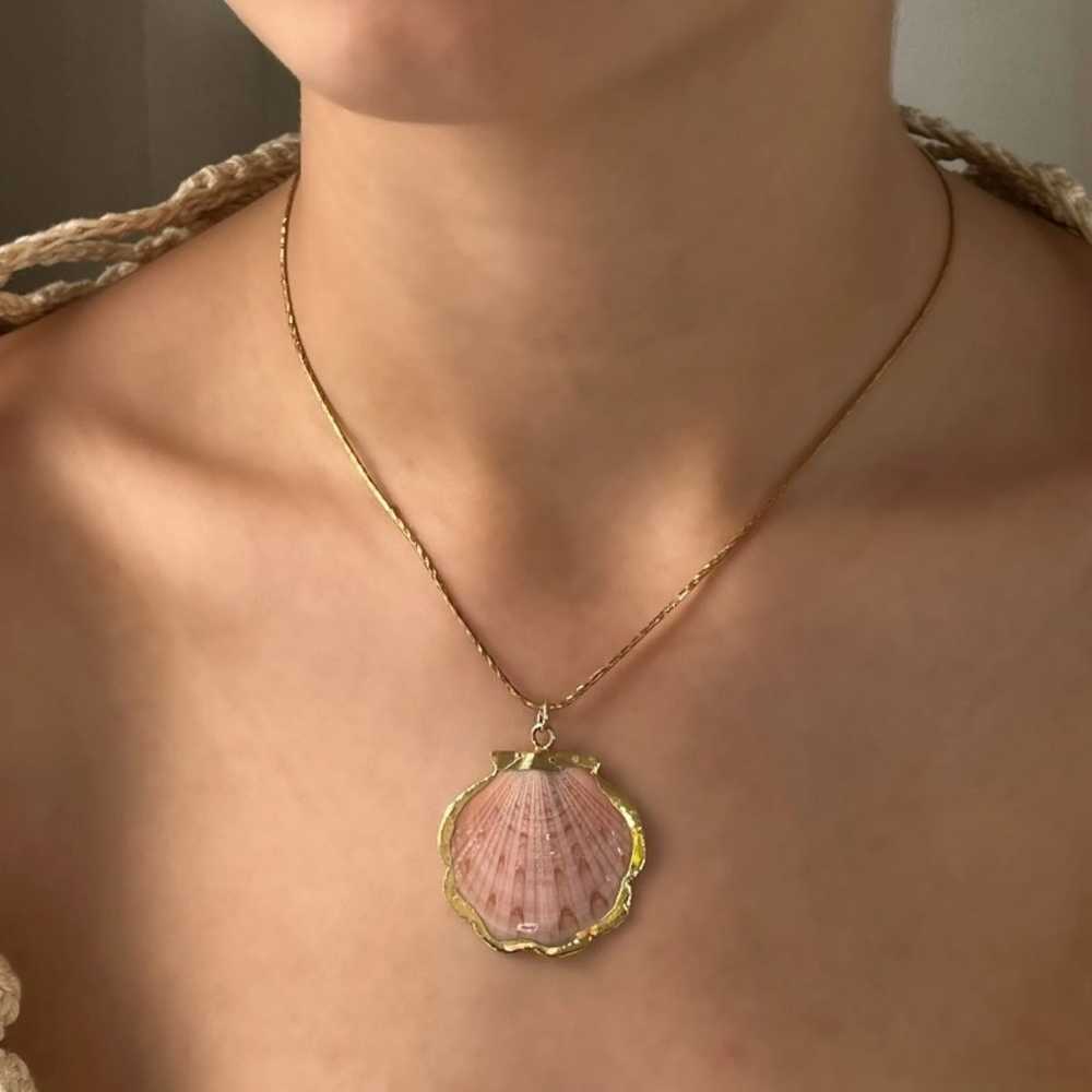 NWOT Pink Clamshell Necklace - image 5