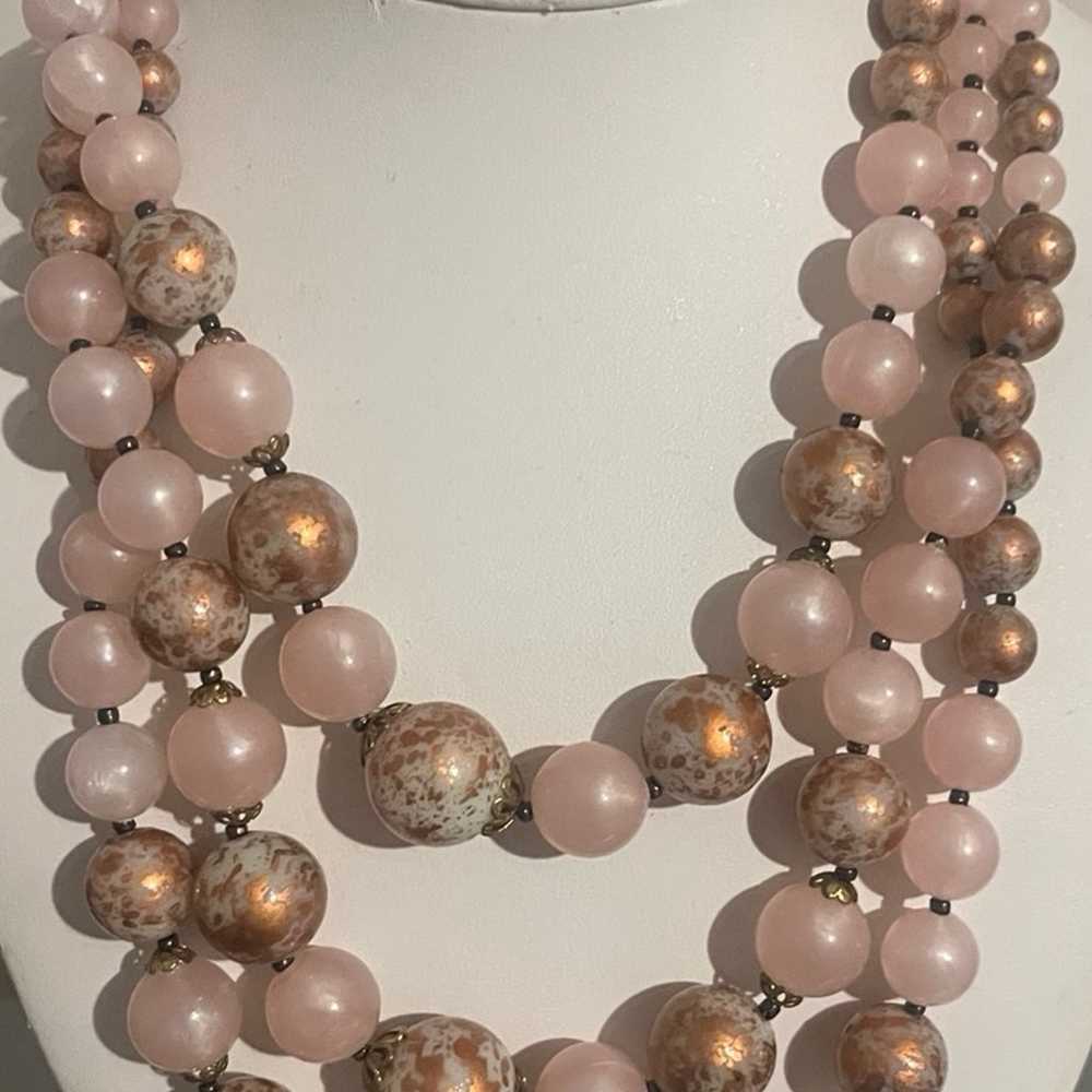 Vintage triple strand pink and gold pearl necklace - image 3