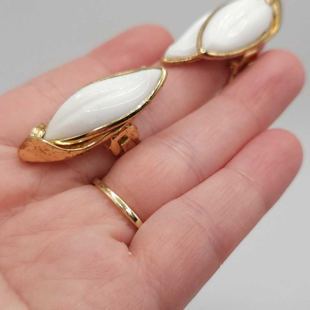 Vintage Crown Trifari Milk Glass Earrings - image 9