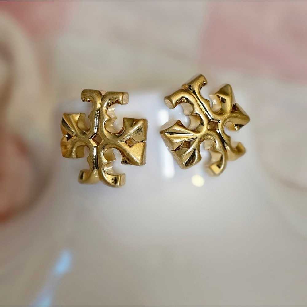 Tory Burch Vintage Gold Large Roxanne Logo Earrin… - image 4