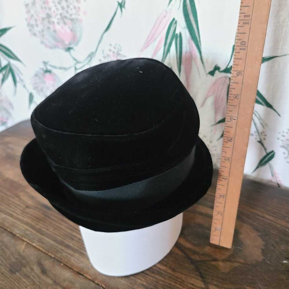 Black velvety hat - image 2