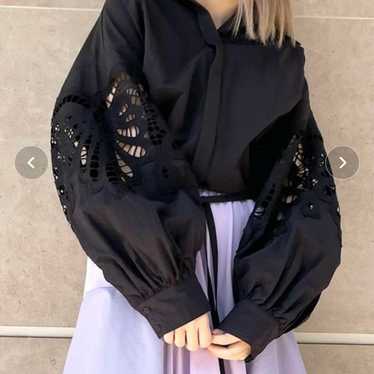 AULA AILA Lace Sleeve Short Blouse