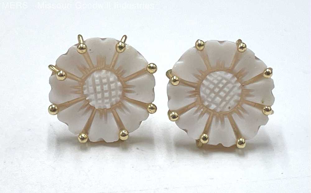 18K Yellow Gold Carved Daisy Flower Earrings - 2.… - image 2