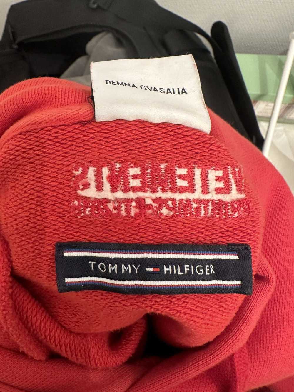 Tommy Hilfiger × Vetements Vetements x Tommy Hilf… - image 11