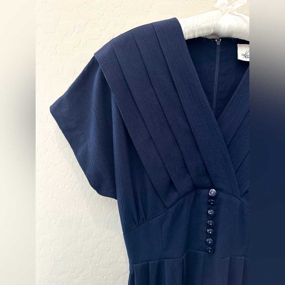 KATHIE LEE | Vintage Retro Navy V-Neck Pleated Sh… - image 3