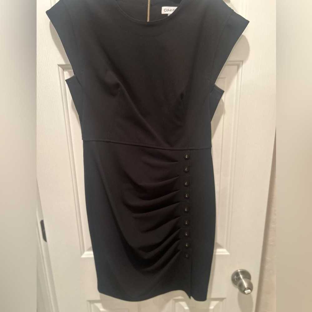 CALVIN KLEIN Ruched Button-Trim Black Sheath Dres… - image 4