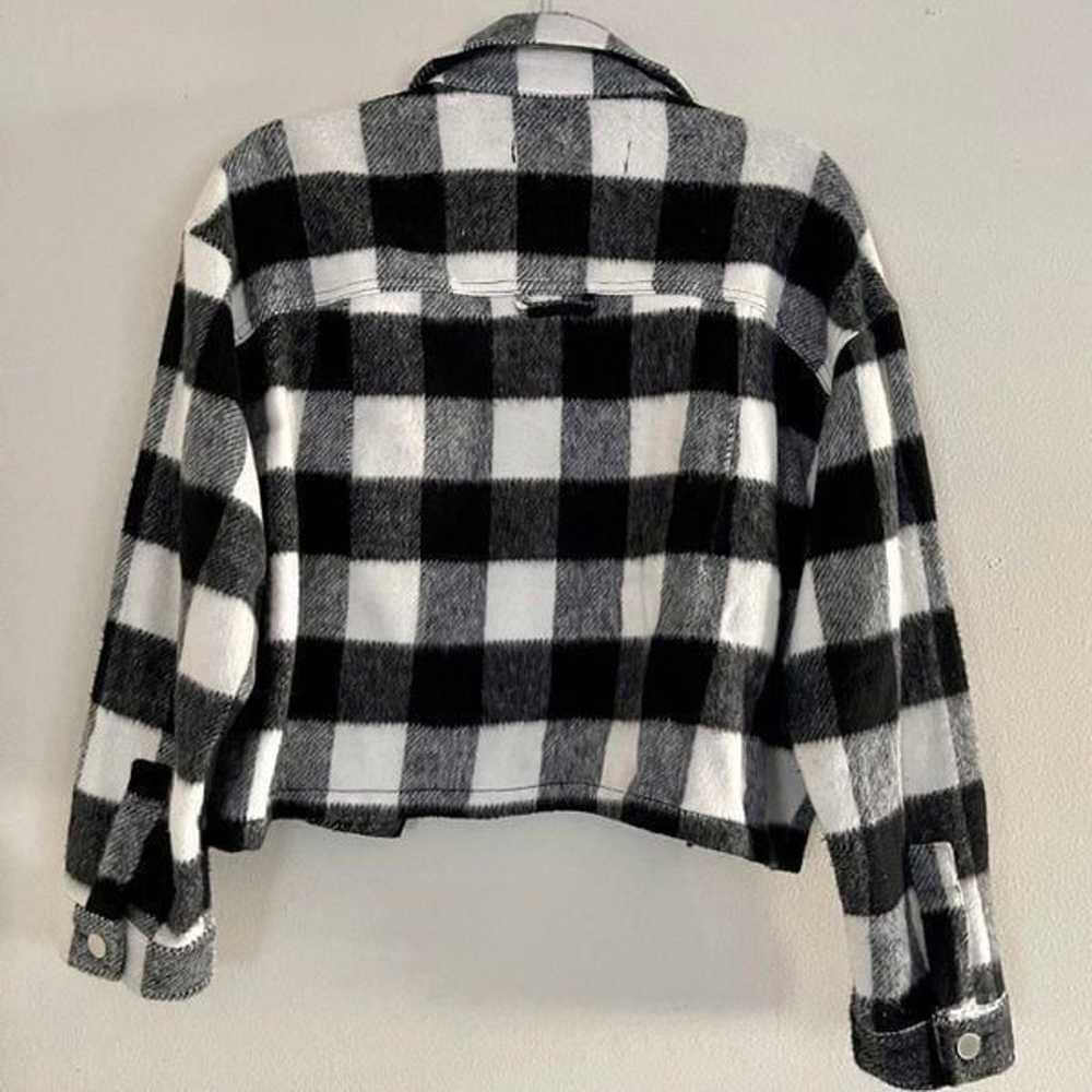 Zara Cropped Plaid Overshirt in Black Ecru Size L… - image 2