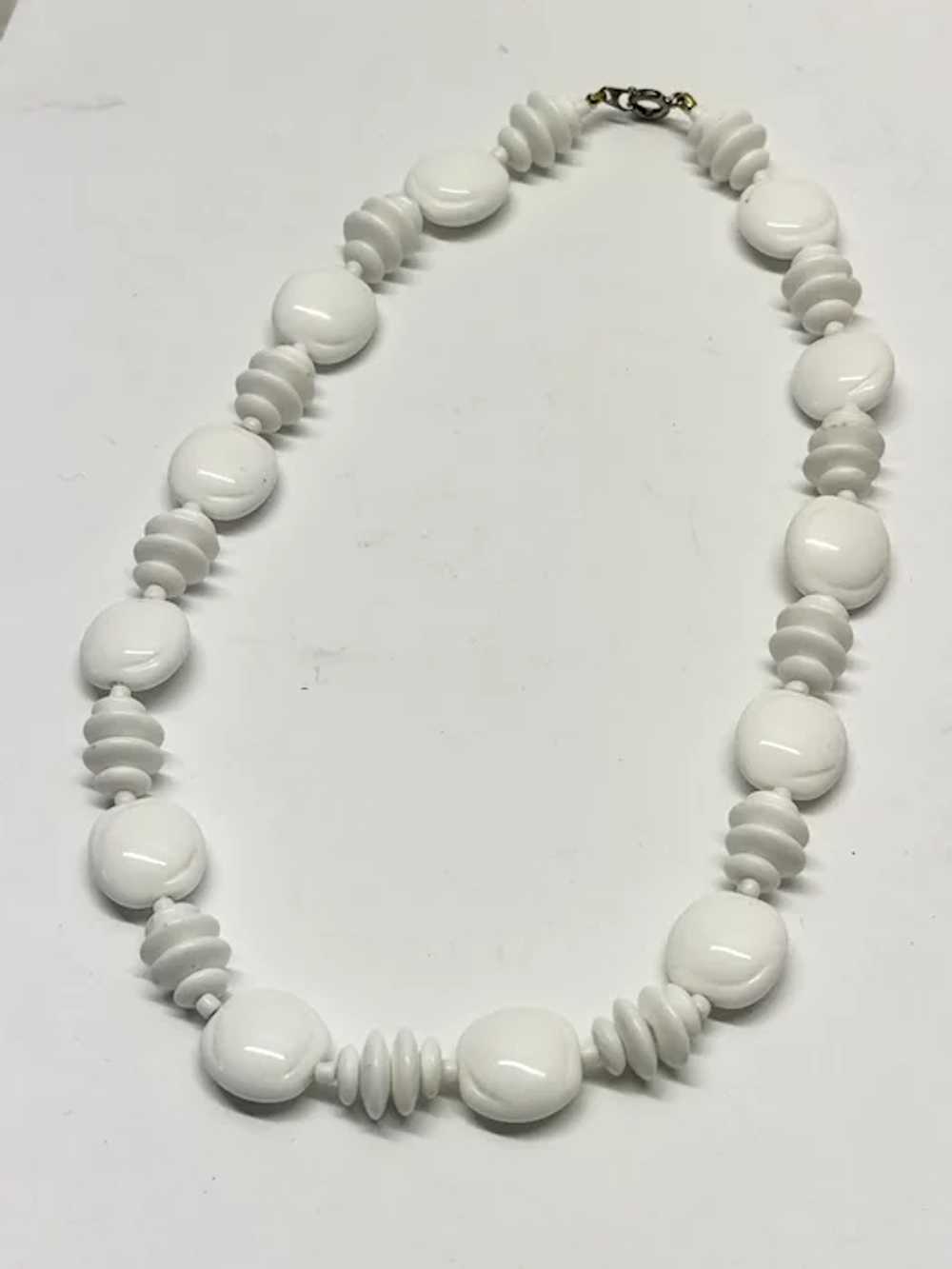 Vintage white plastic beaded necklace - image 5