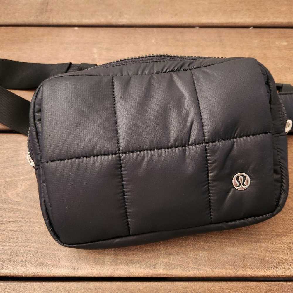 Quilted Grid Belt Bag Hand Warmer 1.5L in black. - image 3