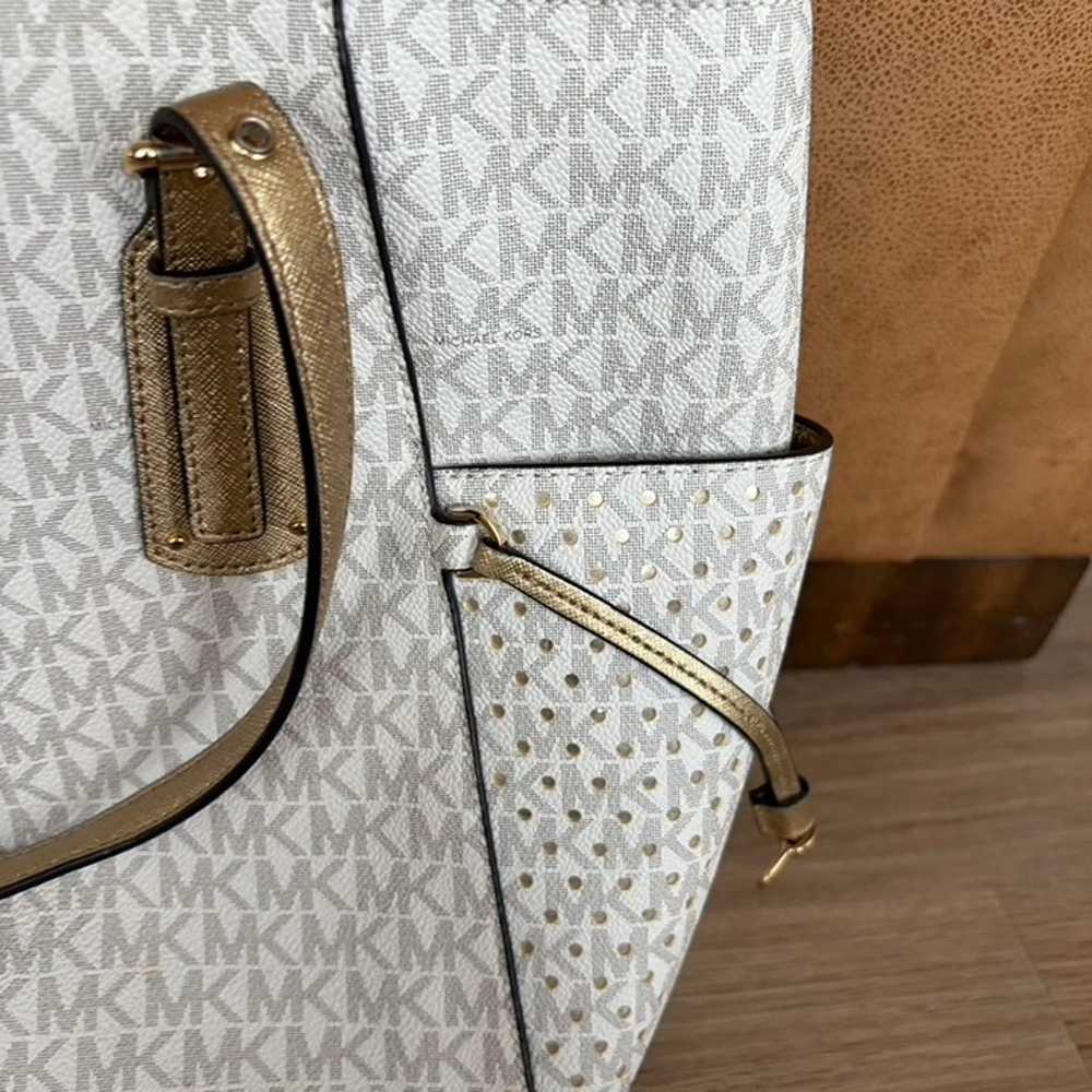 Michael Kors Vanilla & Gold Stars Voyager Tote Be… - image 4