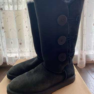 UGG BAILEY BUTTON TRIPLET Size 8