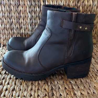 BORN - Leather Ankle Boots - Great Cond.  - Sz 8 -