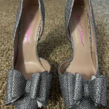 Betsey Johnson Women's PRINCE d'Orsay Pump Silver