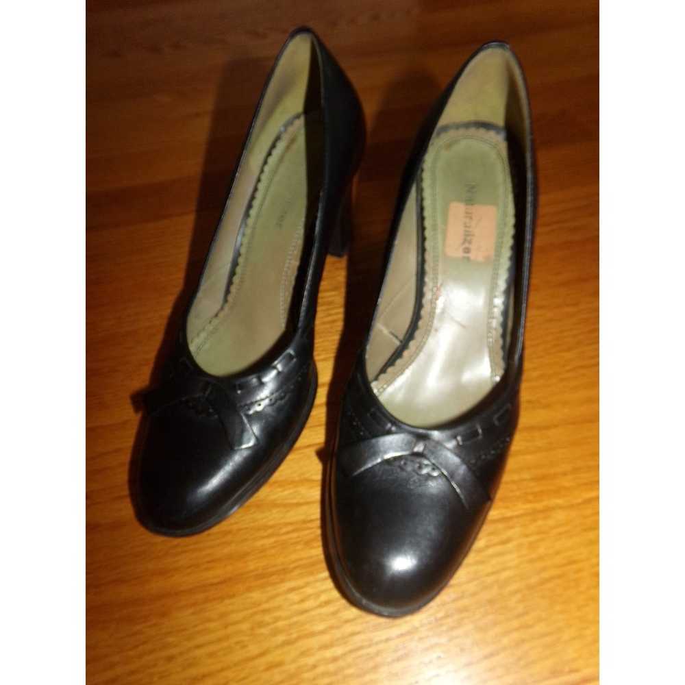 Classic pair of Naturalizer black leather pumps 8… - image 1