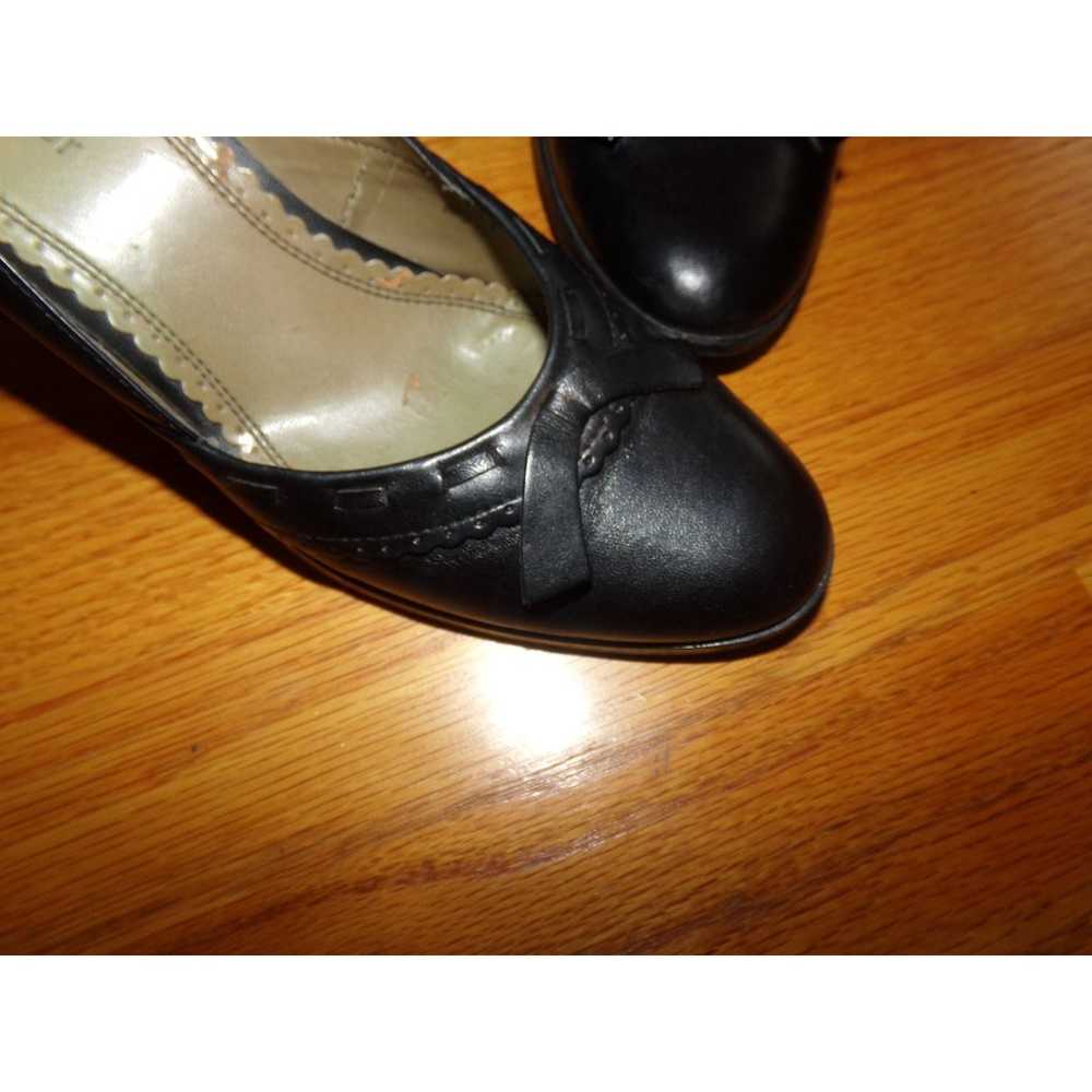 Classic pair of Naturalizer black leather pumps 8… - image 2