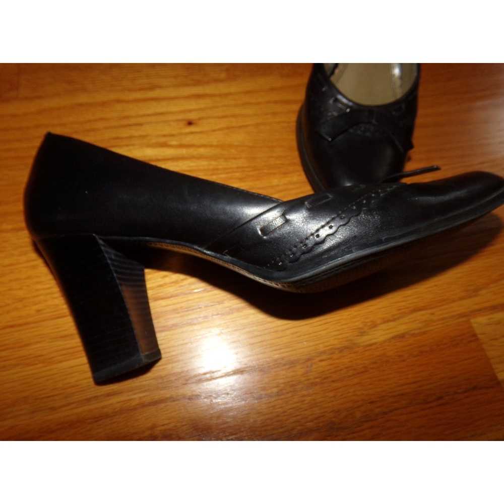 Classic pair of Naturalizer black leather pumps 8… - image 3