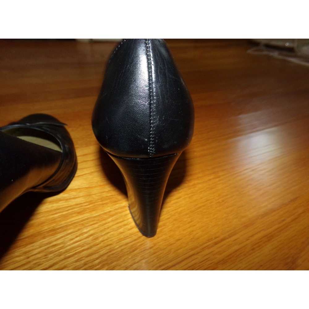 Classic pair of Naturalizer black leather pumps 8… - image 5