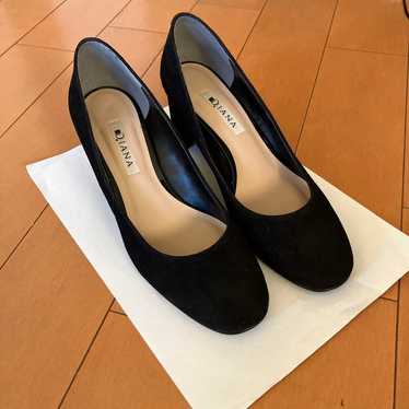 DIANA Black Suede Pumps