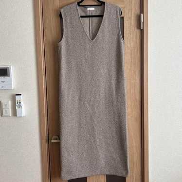 Sleeveless V-neck dress L