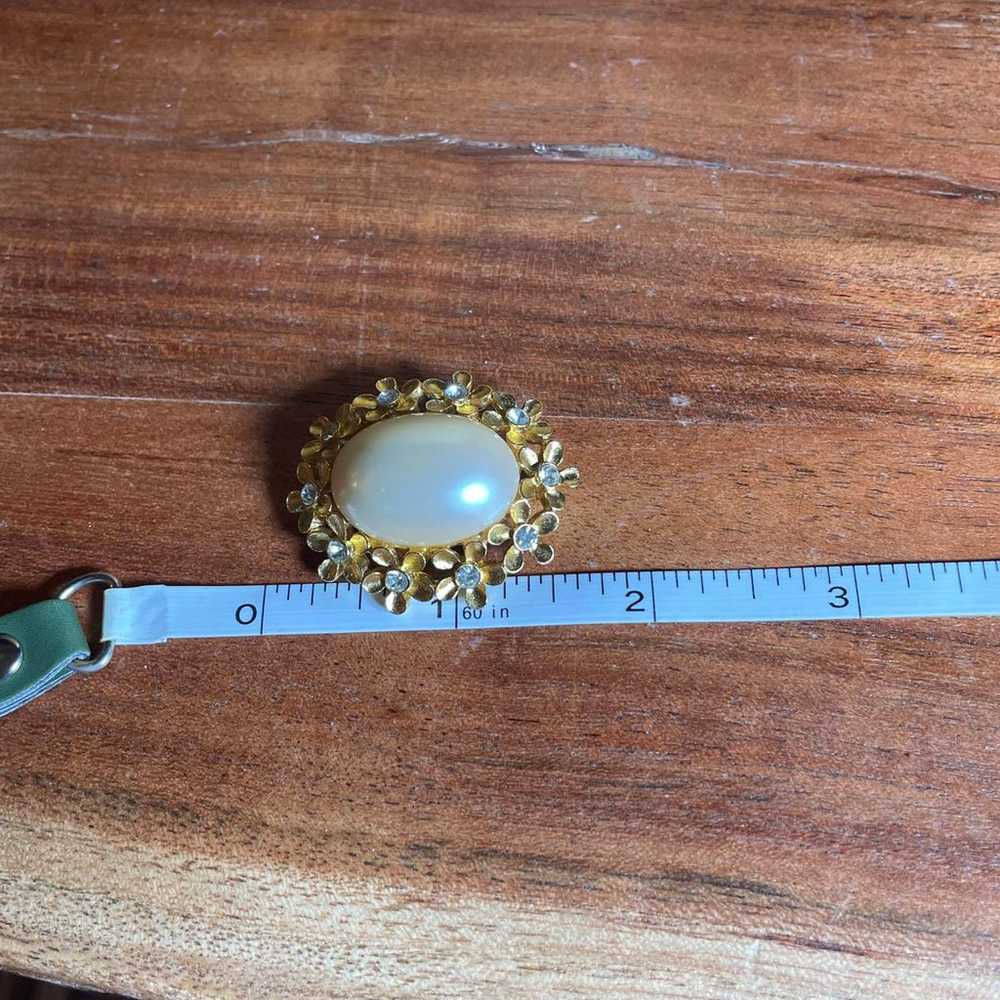 Vintage Trifari Faux Pearl and Rhinestone Brooch - image 5