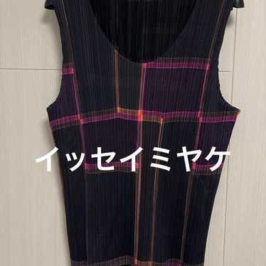 Issey Miyake PLAS PLUS Sleeveless U-Neck Shirt