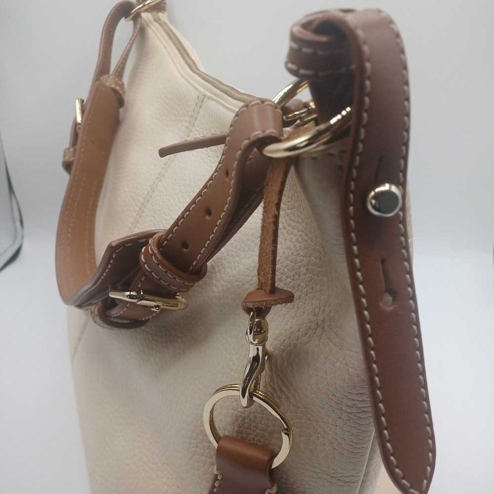 Dooney and Bourke cream leather Mary shoulder bag - image 5