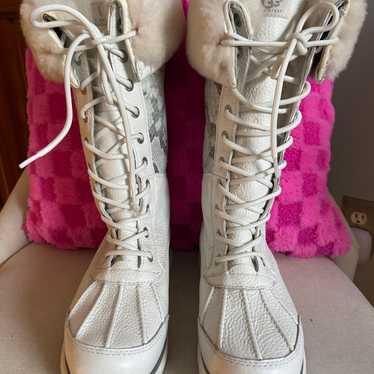 UGG size 7 white Adirondack boot - image 1