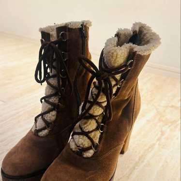 Heeled boots with brown fur trim