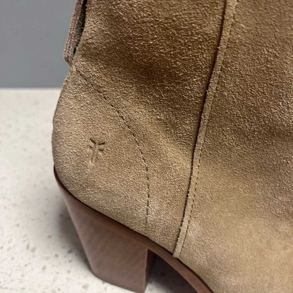 FRYE Suede Zip Boots Size 8.5 Tan Wooden Heels  G… - image 2