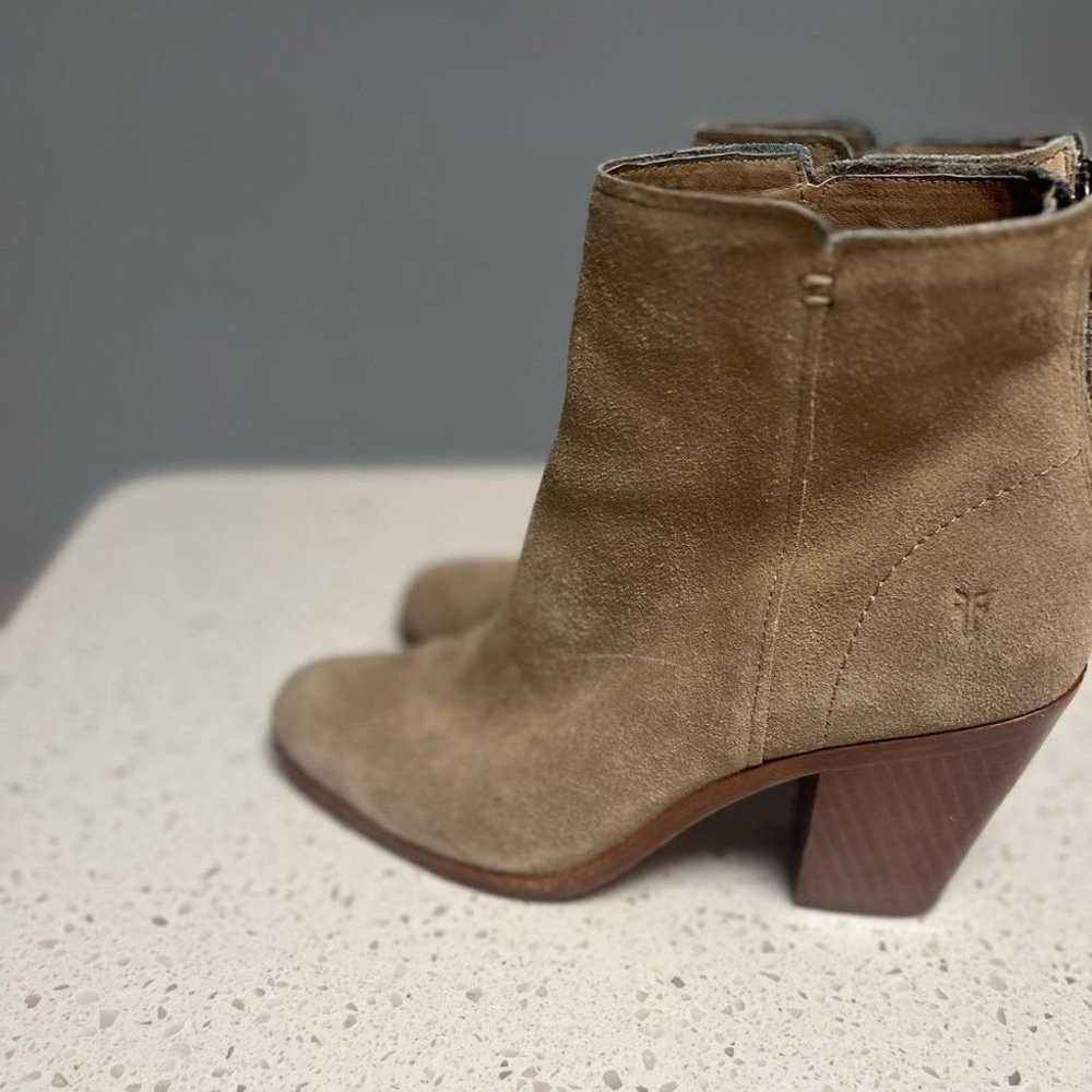 FRYE Suede Zip Boots Size 8.5 Tan Wooden Heels  G… - image 4