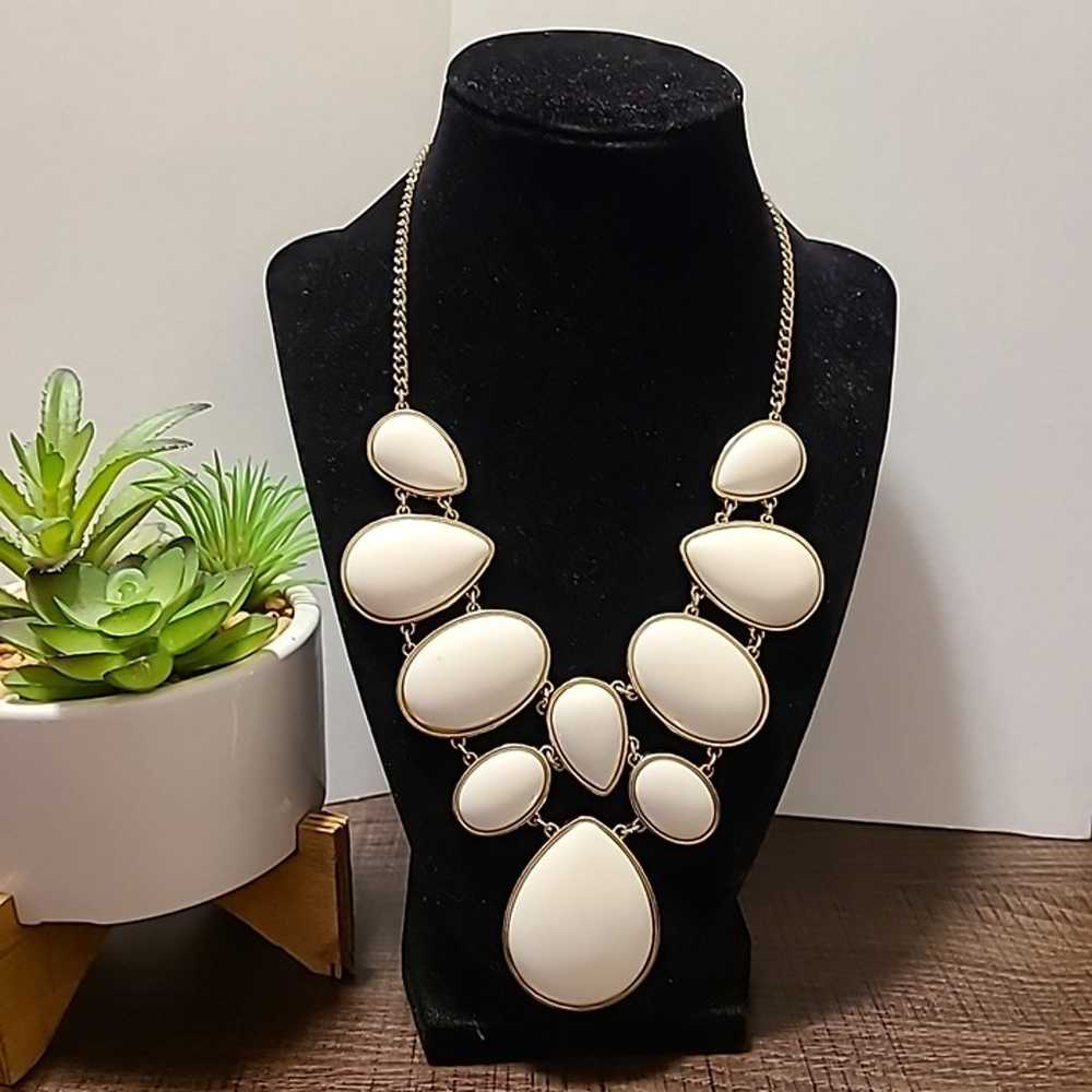 Unbranded White & Gold Tone Beaded Bib Necklace L… - image 4