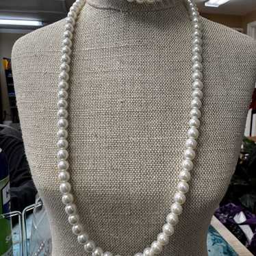 Beautiful and elegant white pearl necklace with m… - image 1