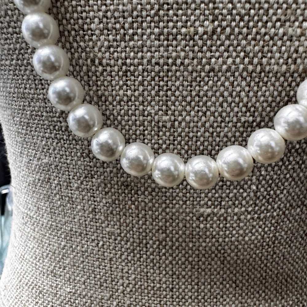 Beautiful and elegant white pearl necklace with m… - image 2