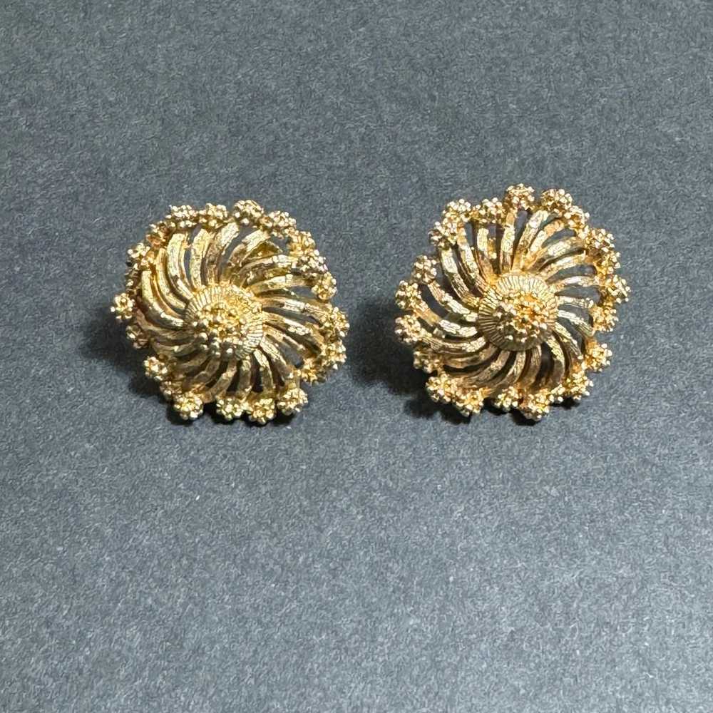 Vintage Signed LISNER Flower Gold Tone Screw Back… - image 1