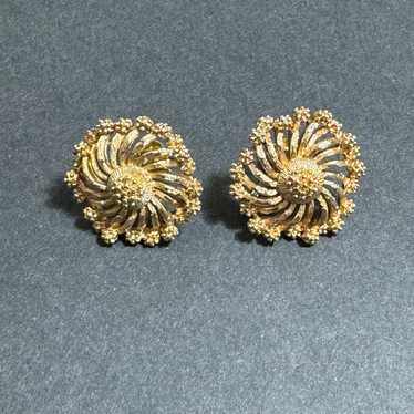 Vintage Signed LISNER Flower Gold Tone Screw Back… - image 1