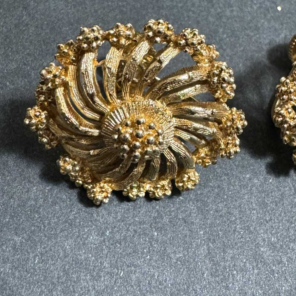 Vintage Signed LISNER Flower Gold Tone Screw Back… - image 2