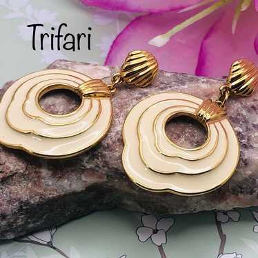 Vintage Trifari Enamel Gold Tone Earrings - image 1