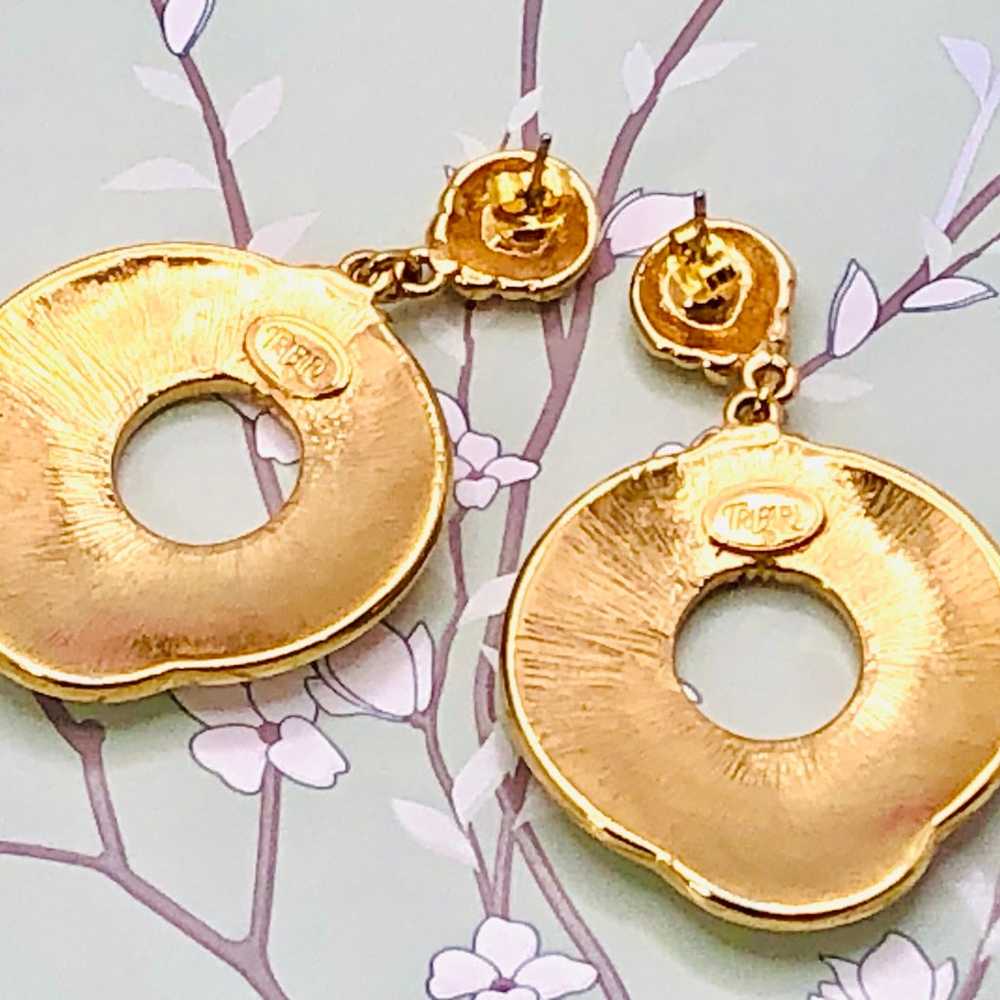 Vintage Trifari Enamel Gold Tone Earrings - image 5