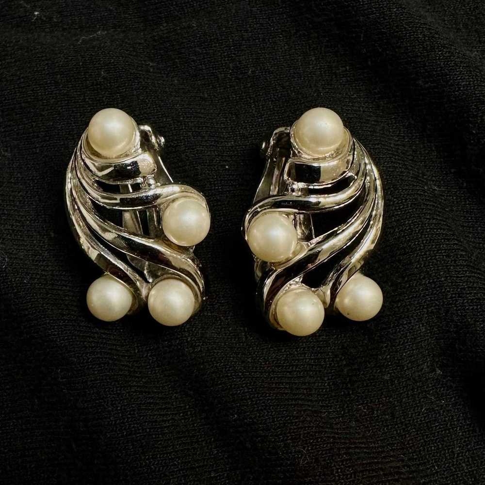 Vintage Crown Trifari Signed Pearl Ear Clip - image 2