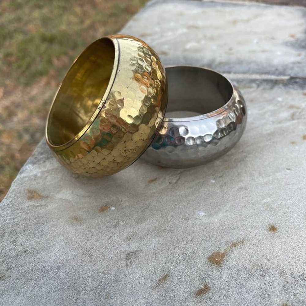 Vintage Hammered Brass Bangle Bracelets with Hear… - image 3