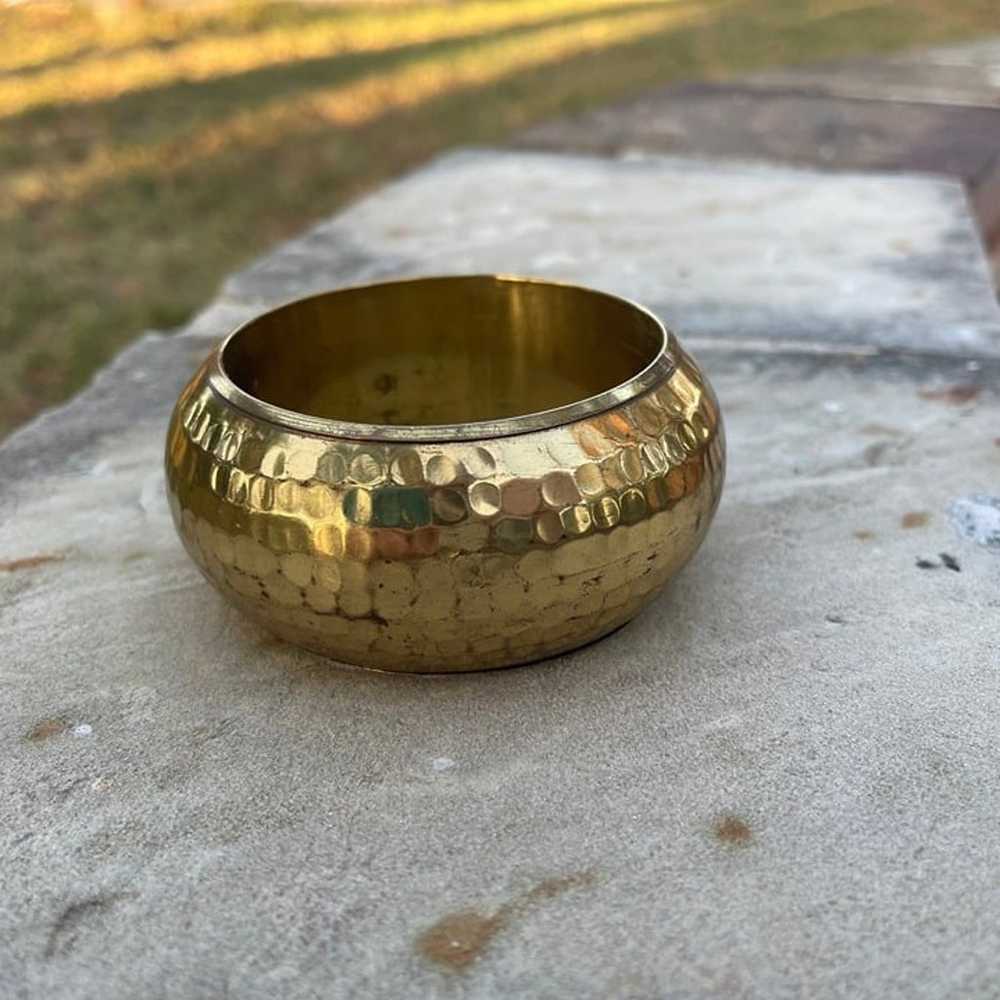 Vintage Hammered Brass Bangle Bracelets with Hear… - image 5