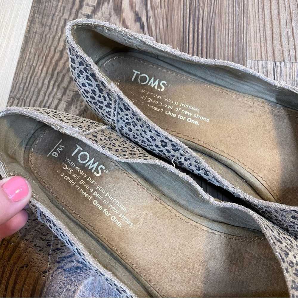 TOMS Leopard Print Jutti Flats Pointed Toe Tan Si… - image 7